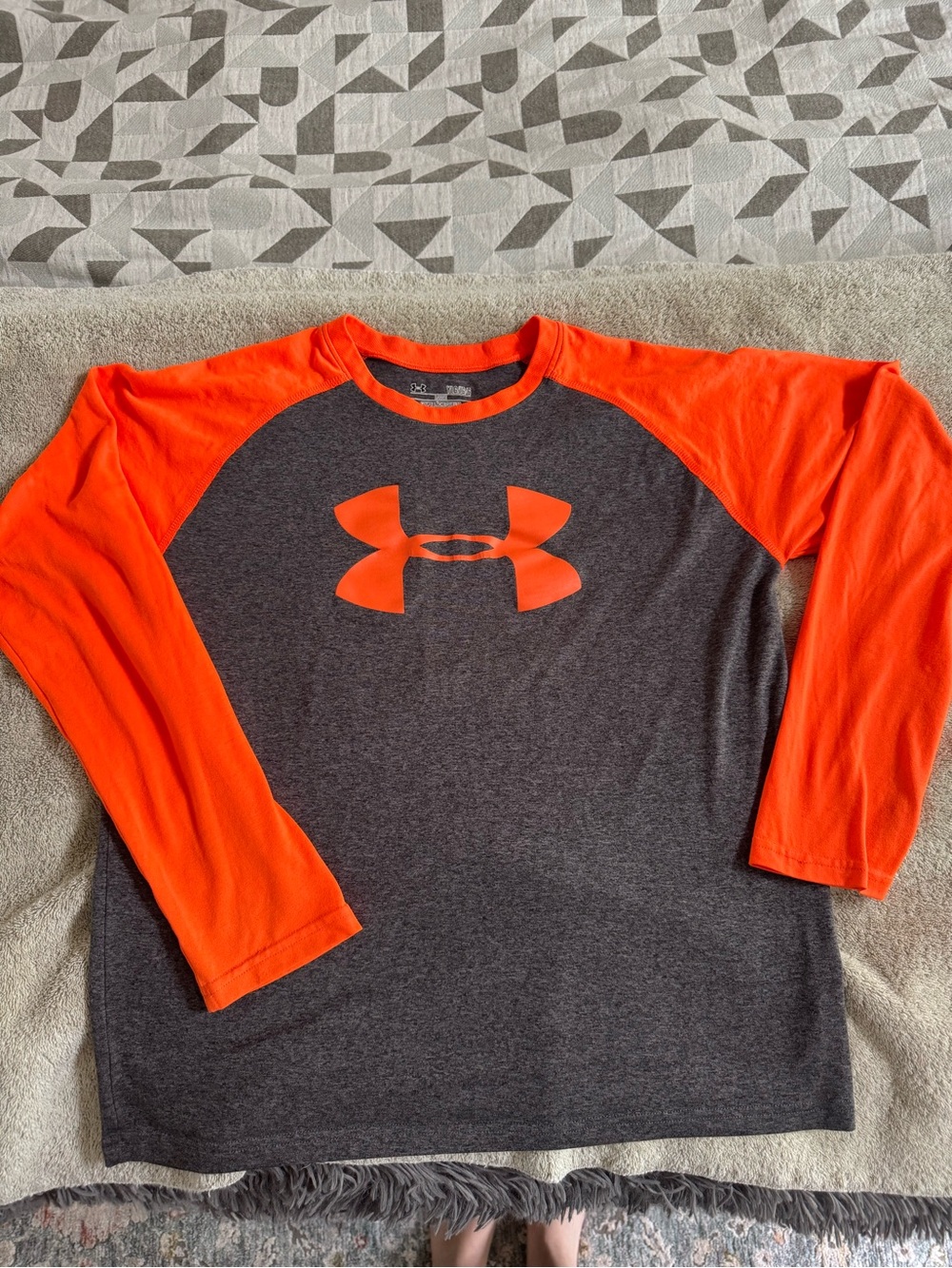 Under Armour youth Long-Sleeve Raglan Shirt - Charcoal & Orange Size Youth L